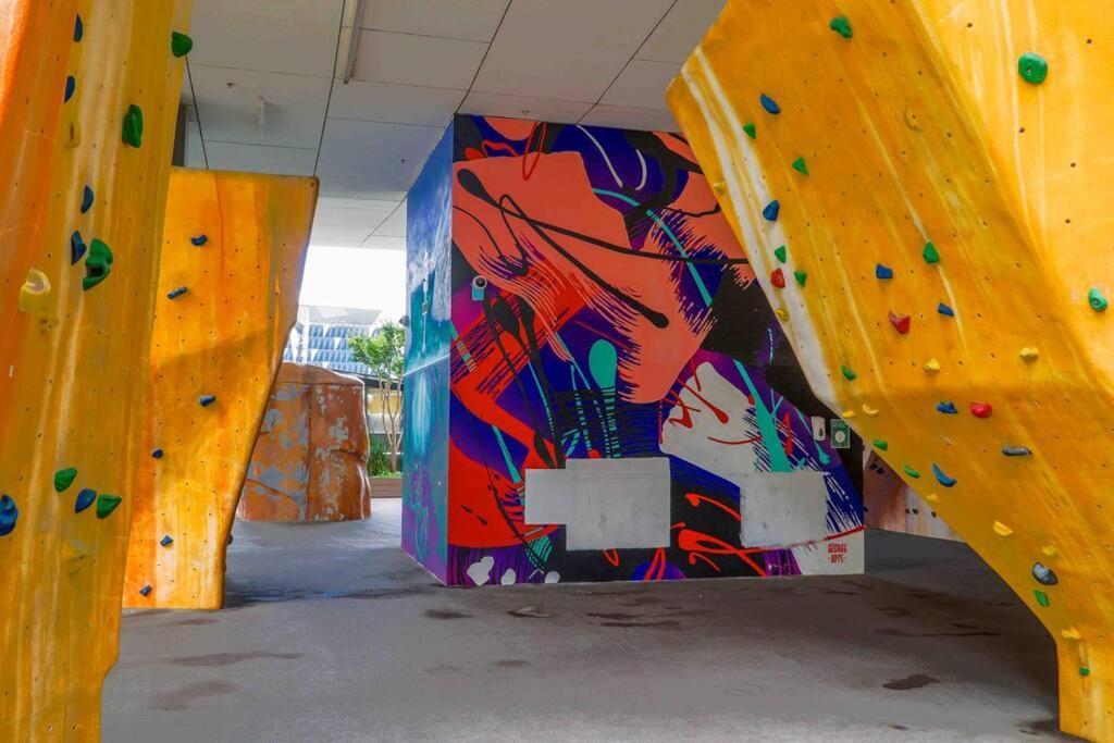 Apartment Location In The Cbd; Pool, Gym, Rockclimbing +7 Other Amenities Melbourne