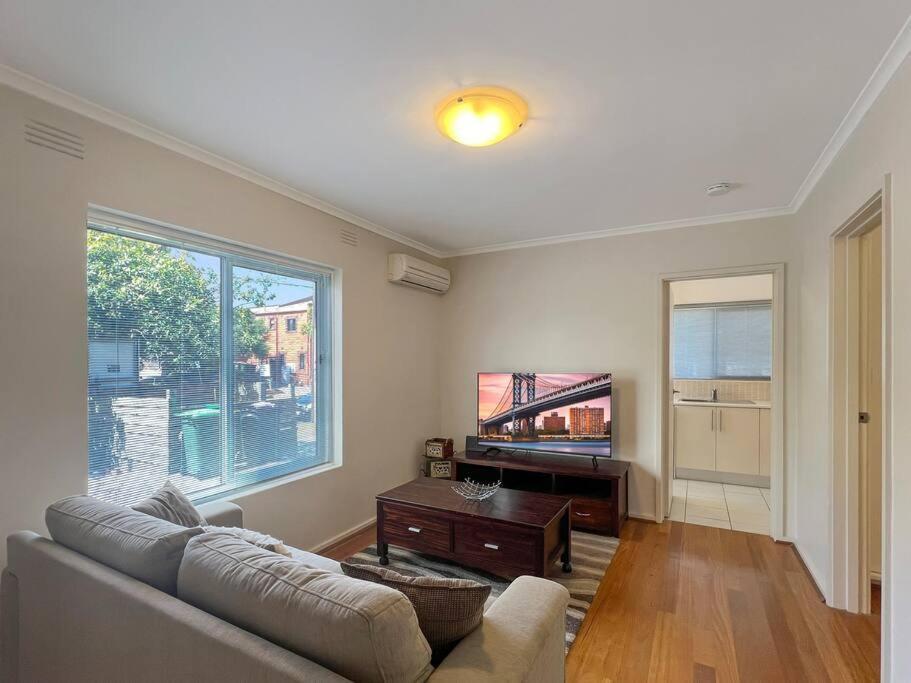 Ground Floor One Bedroom In Elsternwick Melbourne