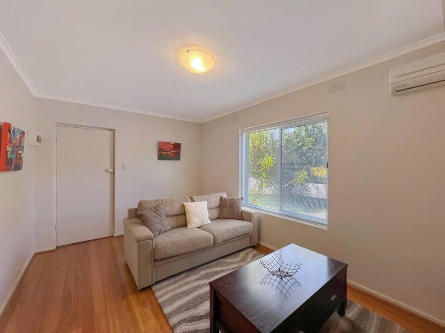 Ground Floor One Bedroom In Elsternwick *