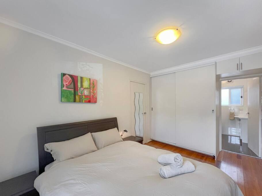 Ground Floor One Bedroom In Elsternwick Apartment *
