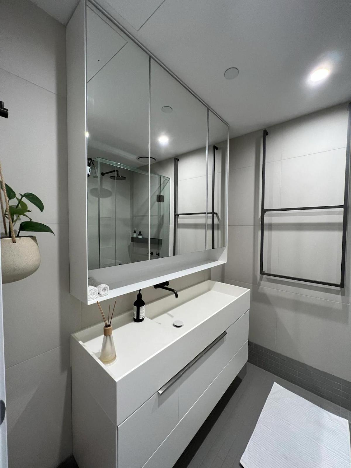 Apartment Centrally Located Modern Loft W Free Parking, Infinity Pool, Workspace