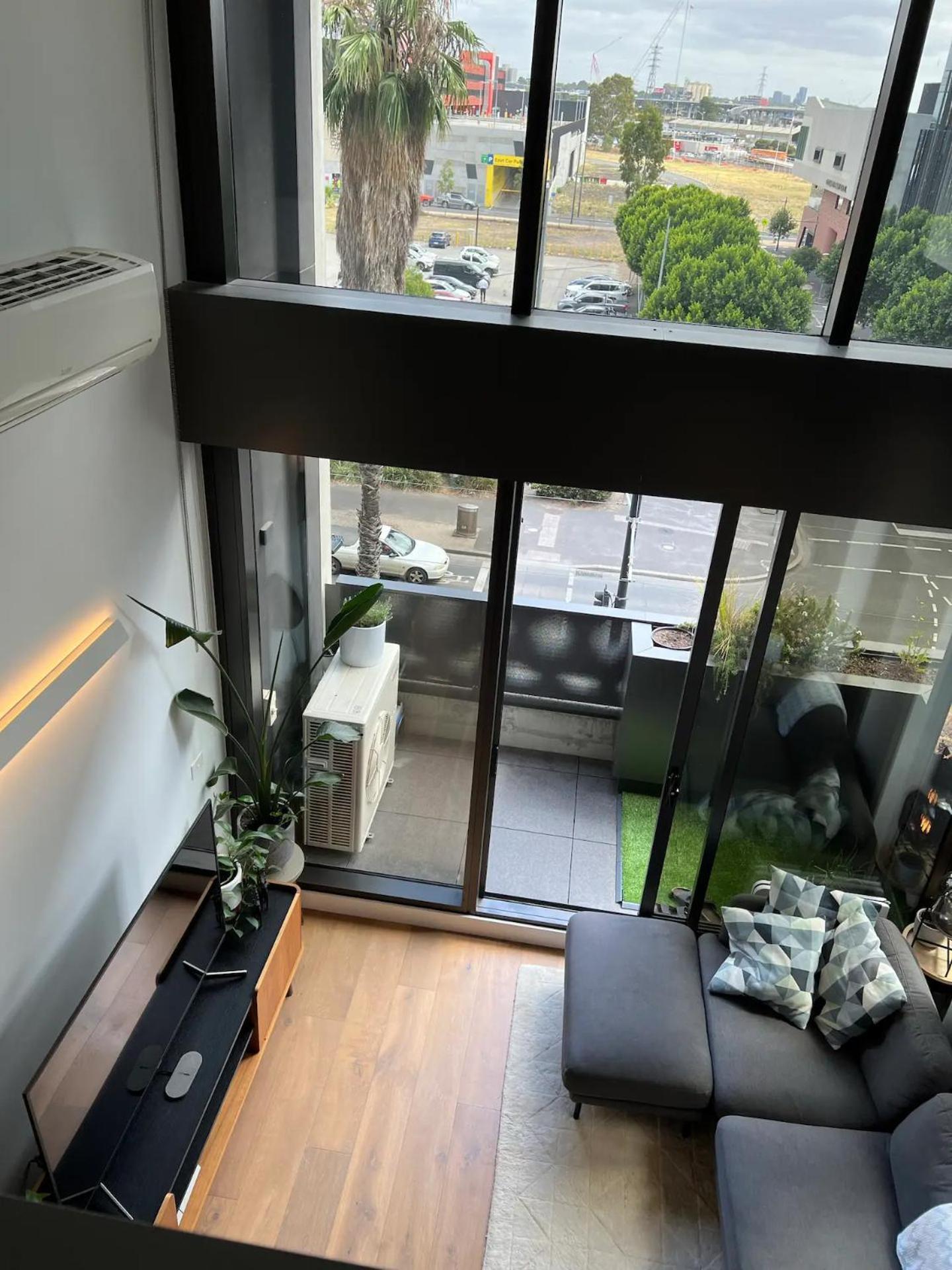 Centrally Located Modern Loft W Free Parking, Infinity Pool, Workspace Apartment *