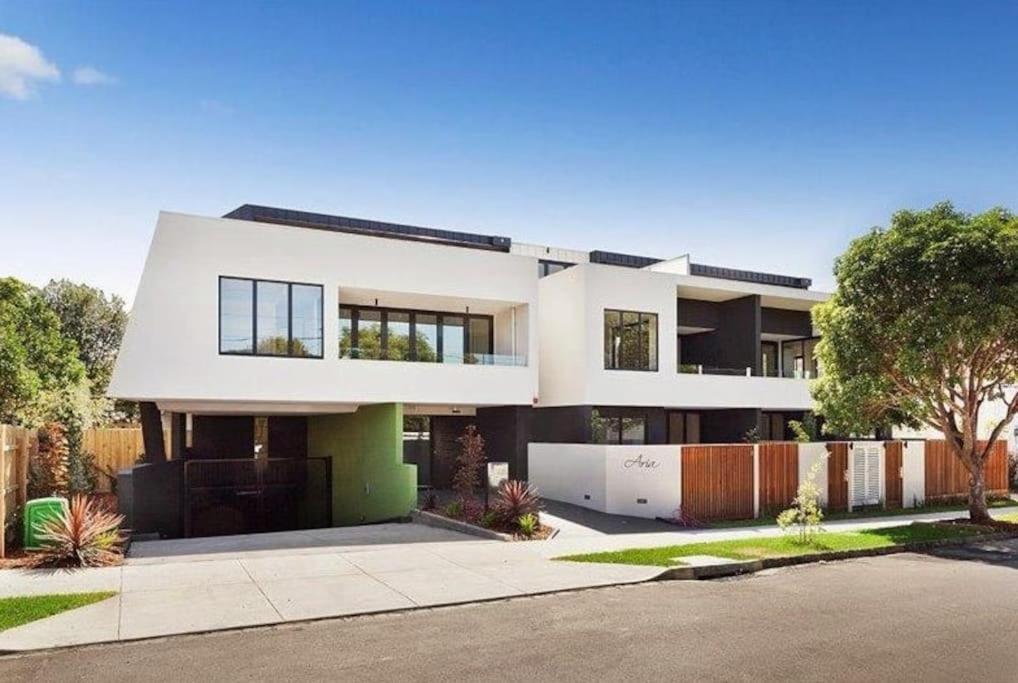 Luxurious Modern 2 Bedroom 2 Bathroom Apartment *