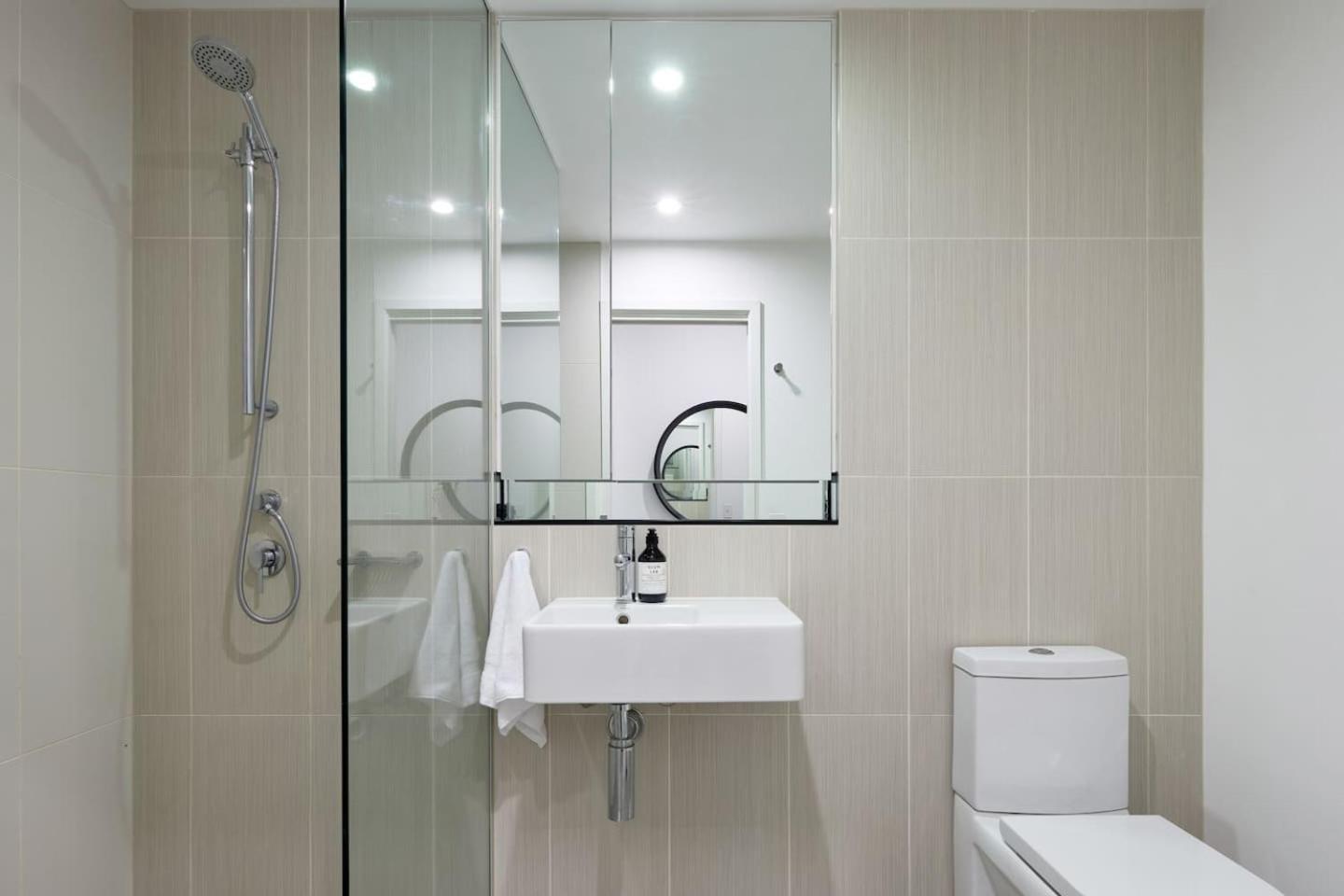 'panoramic Elegance' Stylish Off Chapel St With Pool *