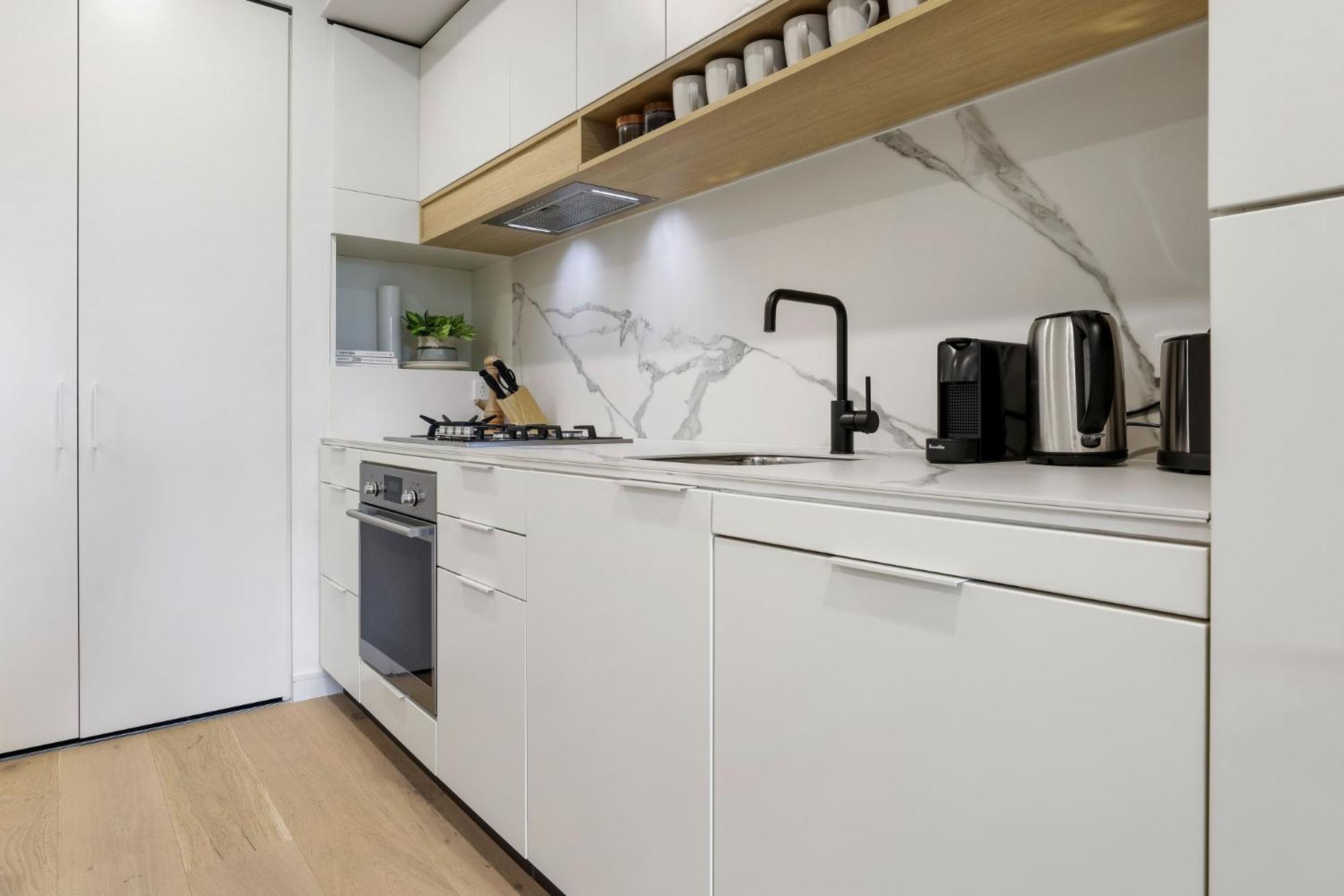 Chic 2-bed With Undercover Parking Apartment *