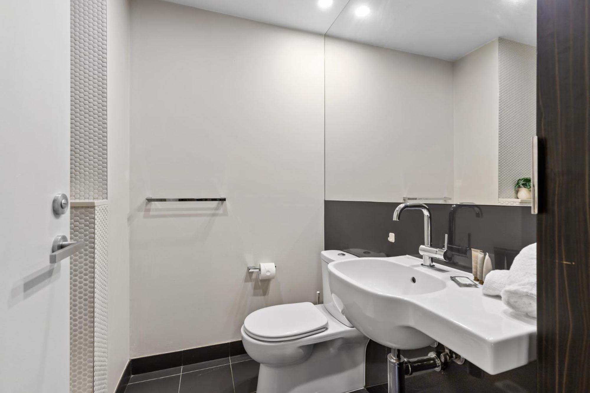Fitzroy North 1-bed With Balcony By Edinburgh Park Apartment