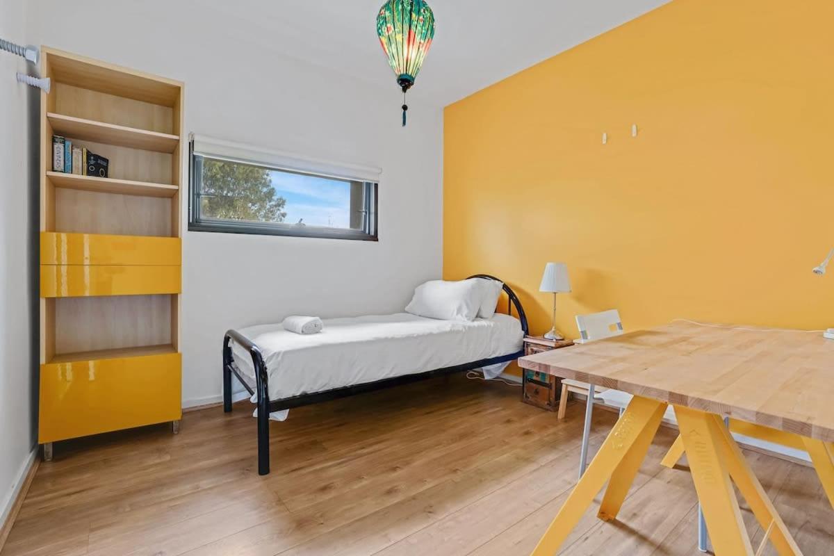 Brunswick Executive 2br With Parking *