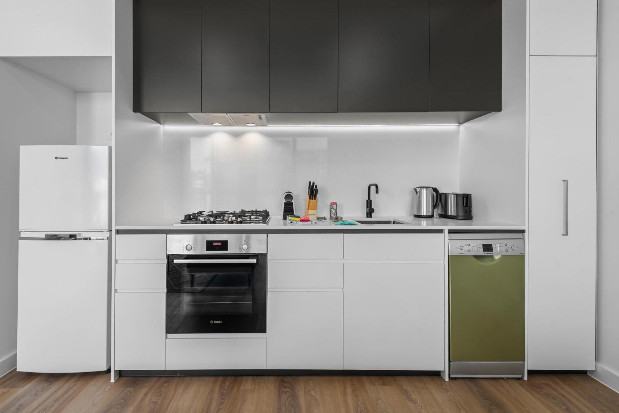 Modern On Burgundy Precinct & Parklands *