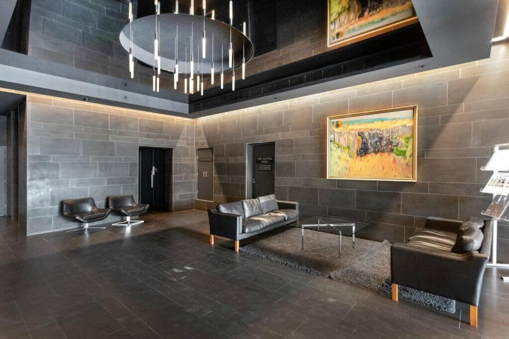 An Amazing 2br With Views In Southbank Melbourne