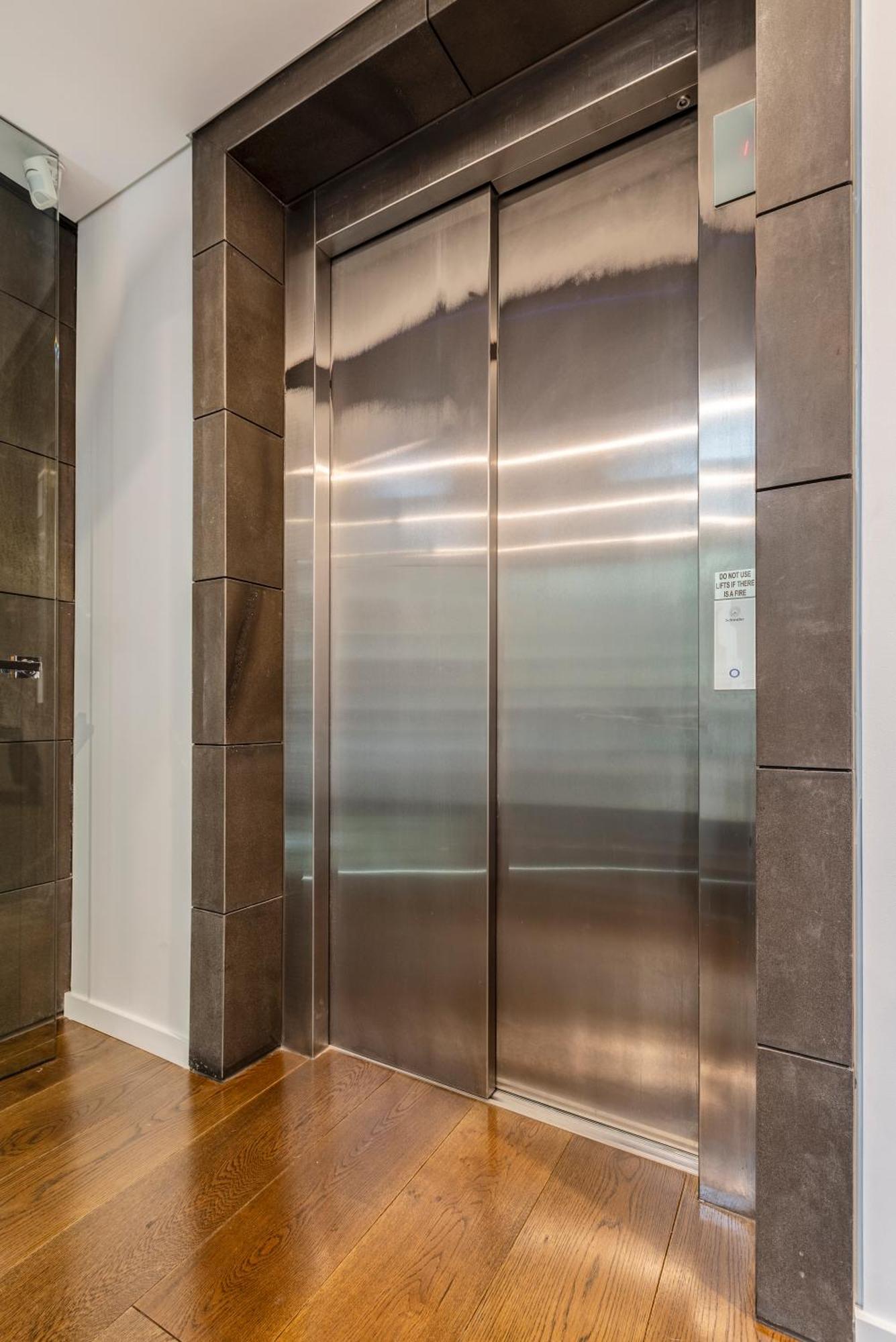 Holiday home Carlton Luxury Kings Mansion - 5min To Cbd, Garage And Rooftop *