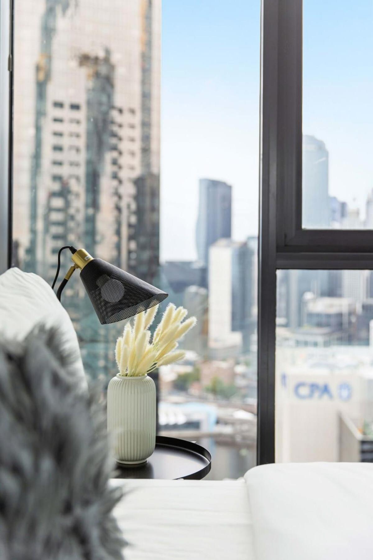 A Cozy 2br With Yarra Views Free Parking Apartment