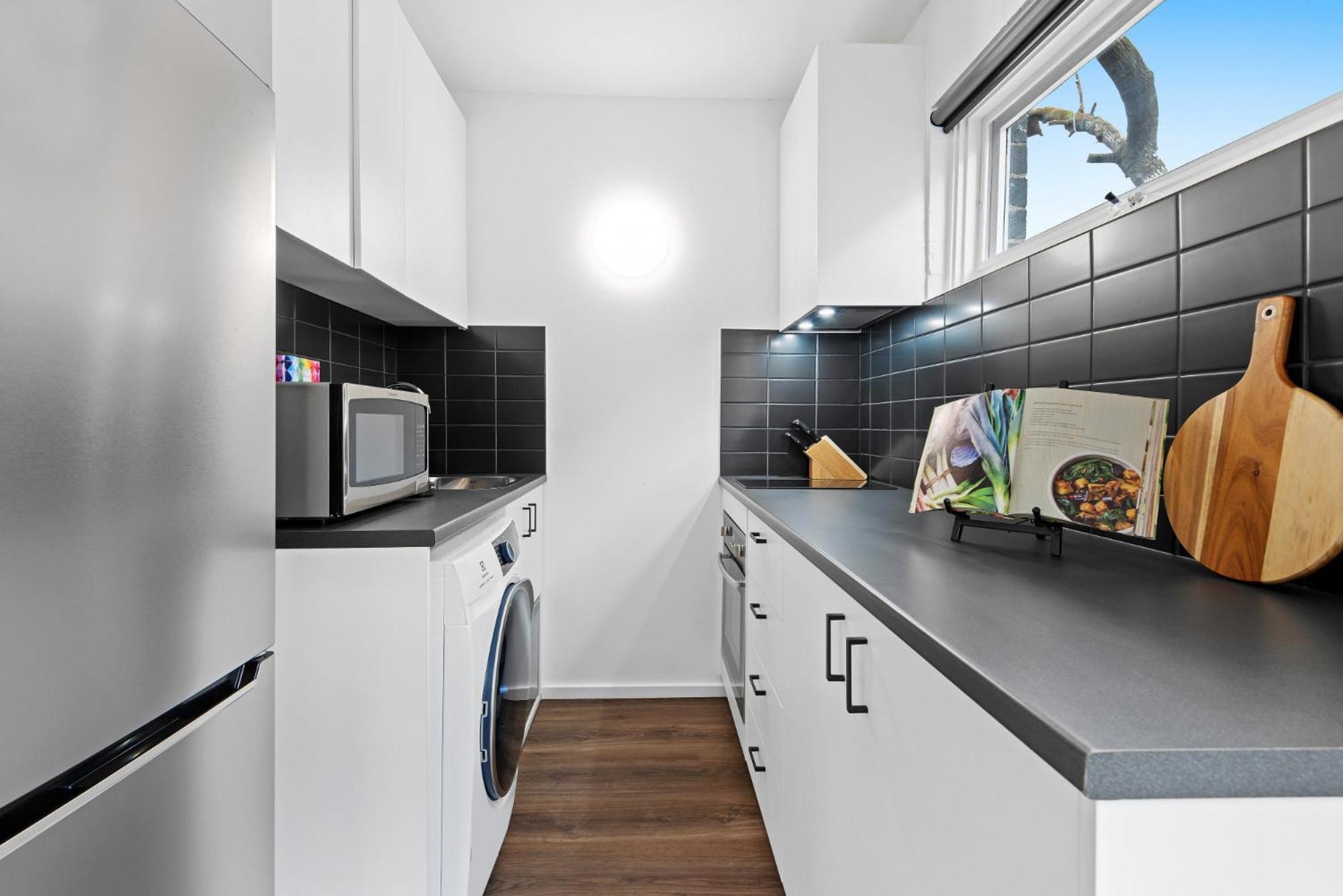 Apartment Comfy 1-bed Unit With Balcony And Parking *