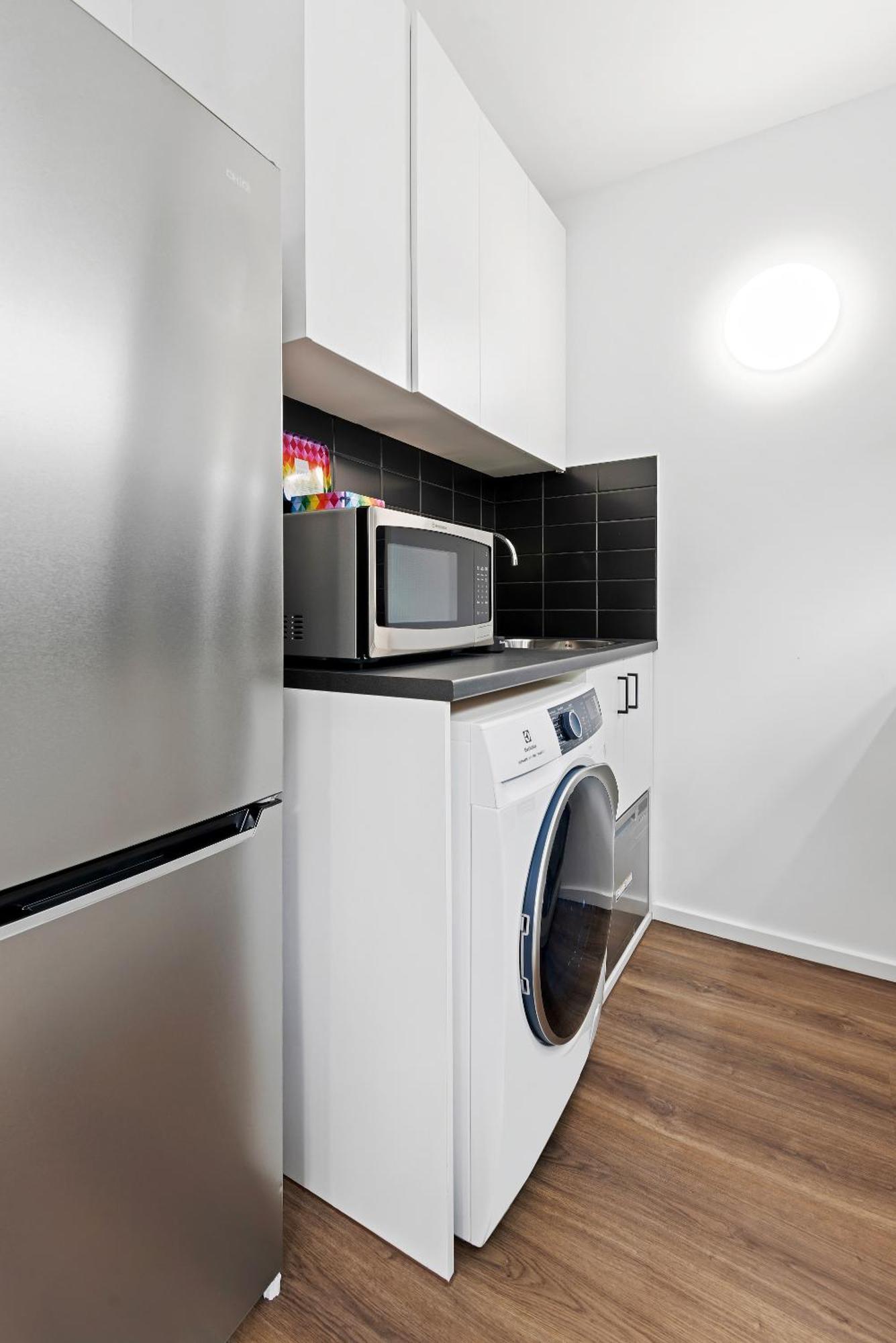 Comfy 1-bed Unit With Balcony And Parking Melbourne