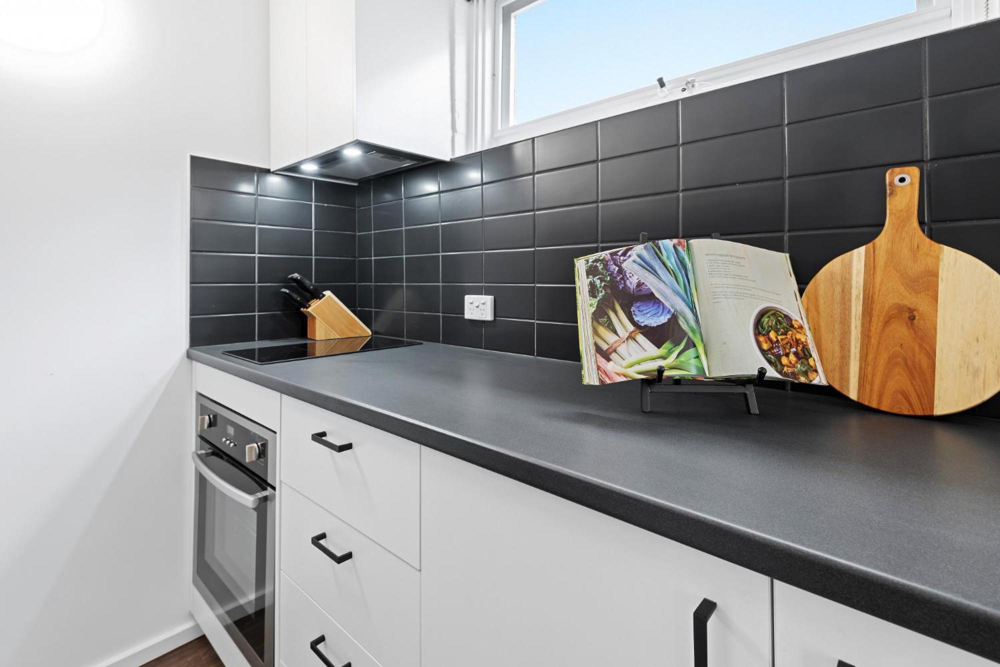 Apartment Comfy 1-bed Unit With Balcony And Parking