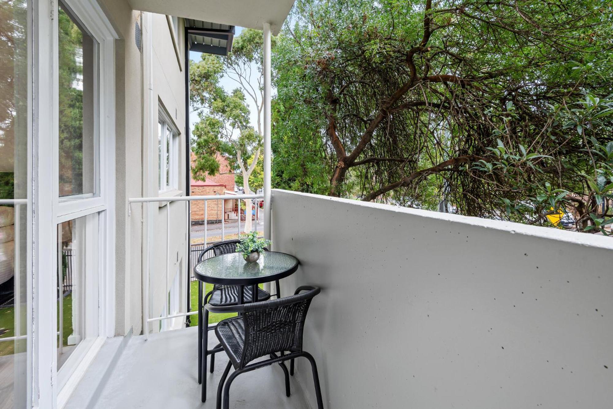 Comfy 1-bed Unit With Balcony And Parking Apartment