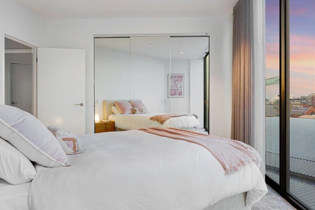 Stylish Bay-side Executive W Parking Apartment Melbourne