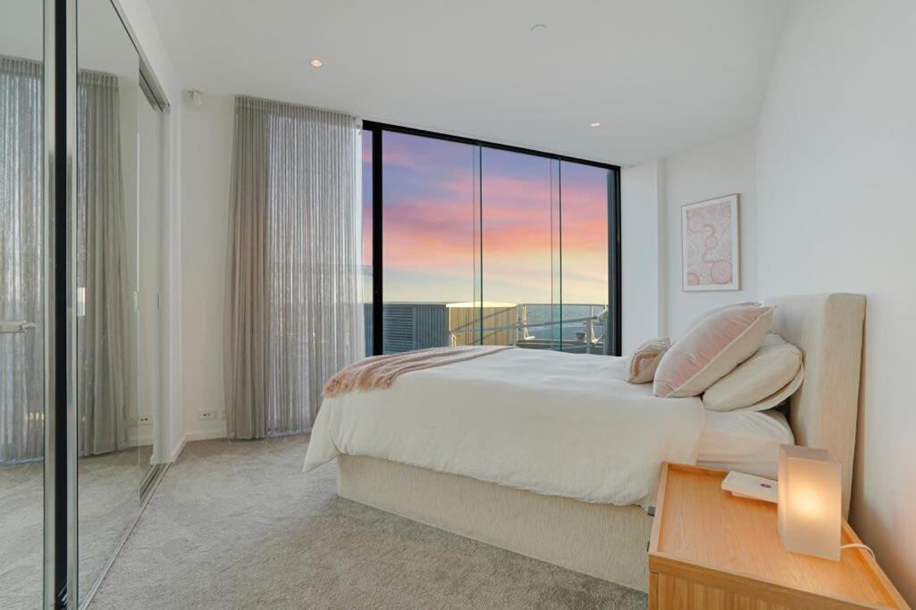 Stylish Bay-side Executive W Parking Melbourne