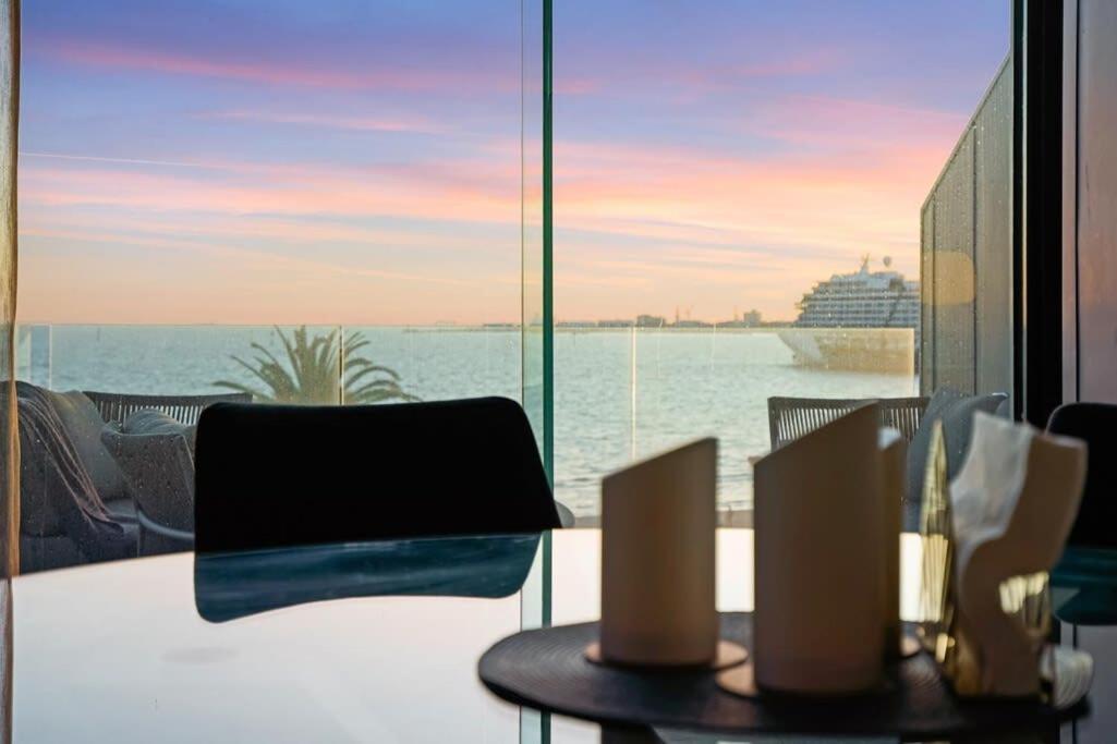 Stylish Bay-side Executive W Parking Apartment