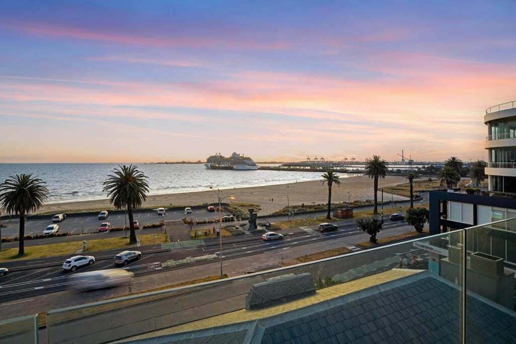 Stylish Bay-side Executive W Parking Apartment Melbourne