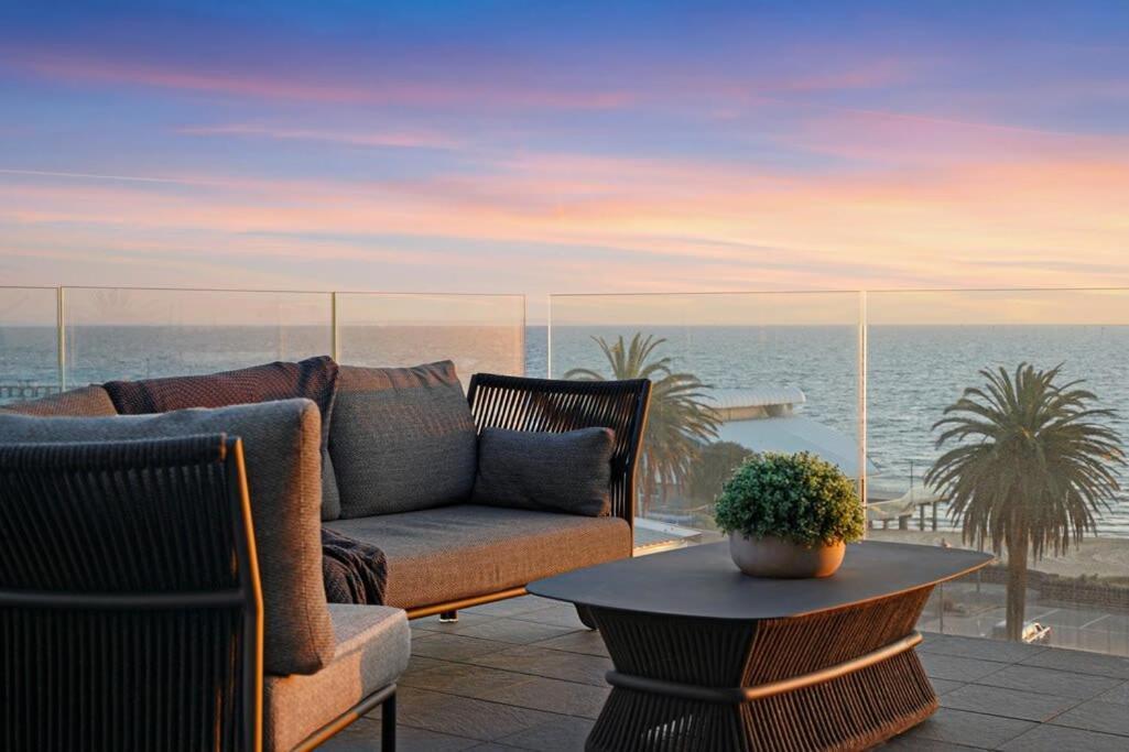 Stylish Bay-side Executive W Parking Apartment *