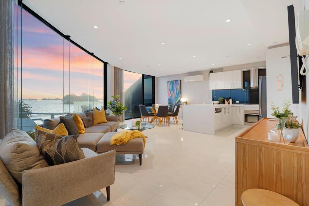 Stylish Bay-side Executive W Parking Apartment Melbourne
