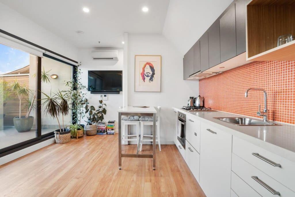 Getaway 1 Bedder Loft@ St Kilda With Parking Apartment *