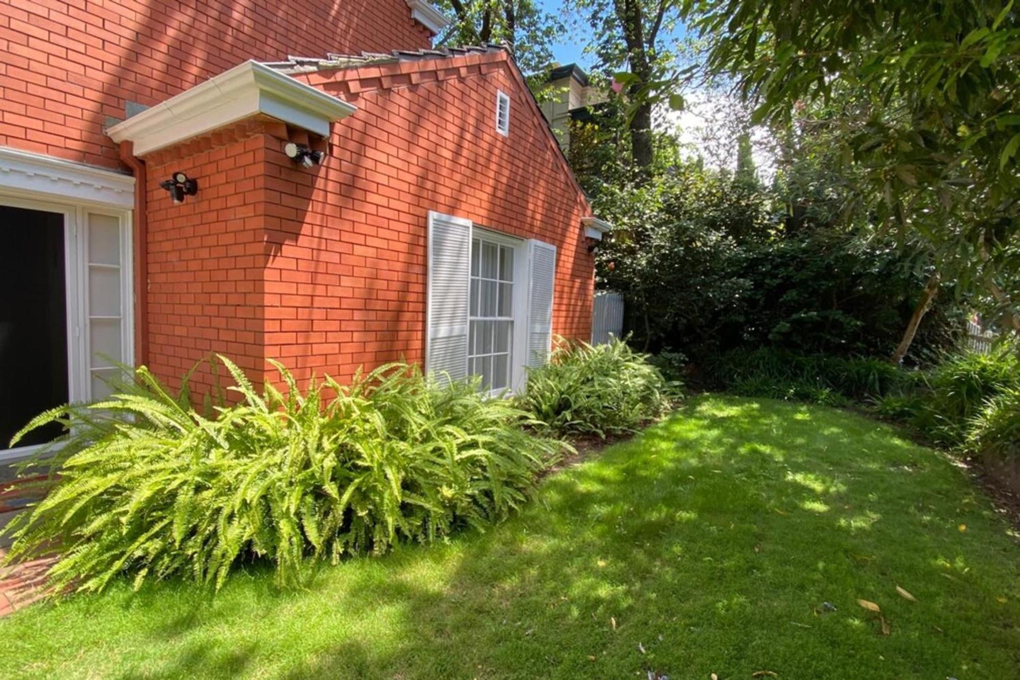 Holiday home Elegant 2-bedroom House In Prahran W Parking!