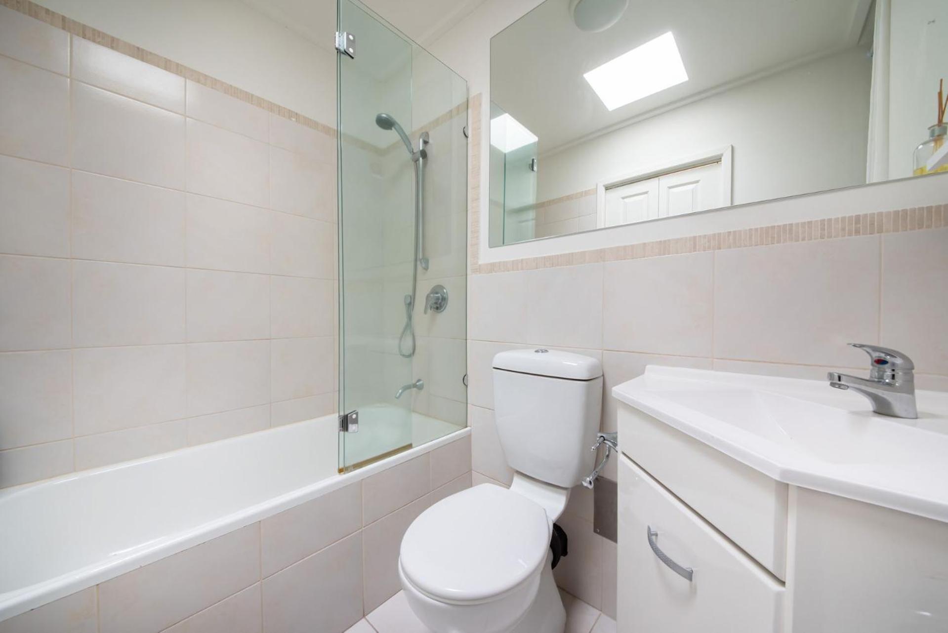 Apartment Lights And Breezes Near Park *