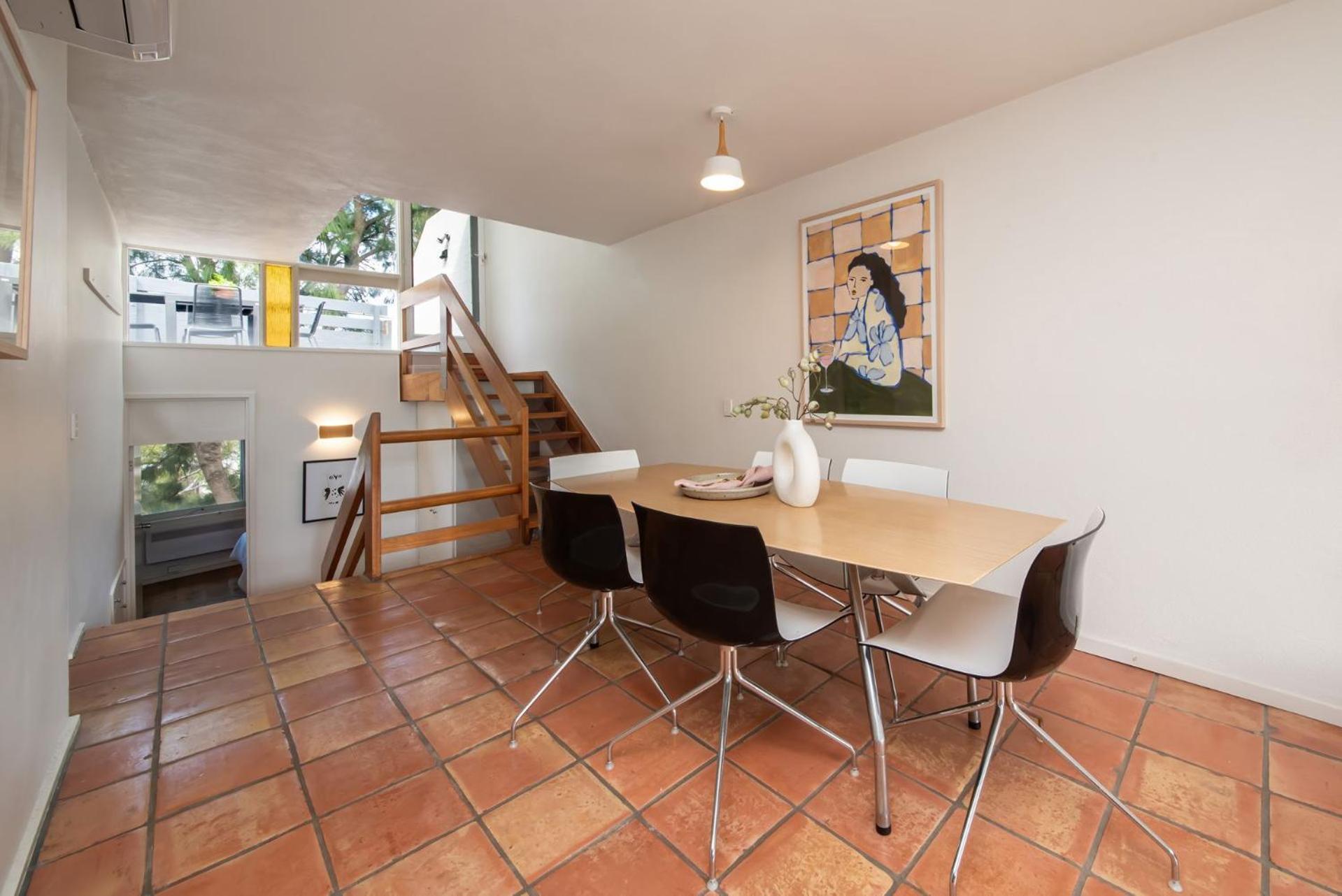 Apartment Lights And Breezes Near Park Melbourne