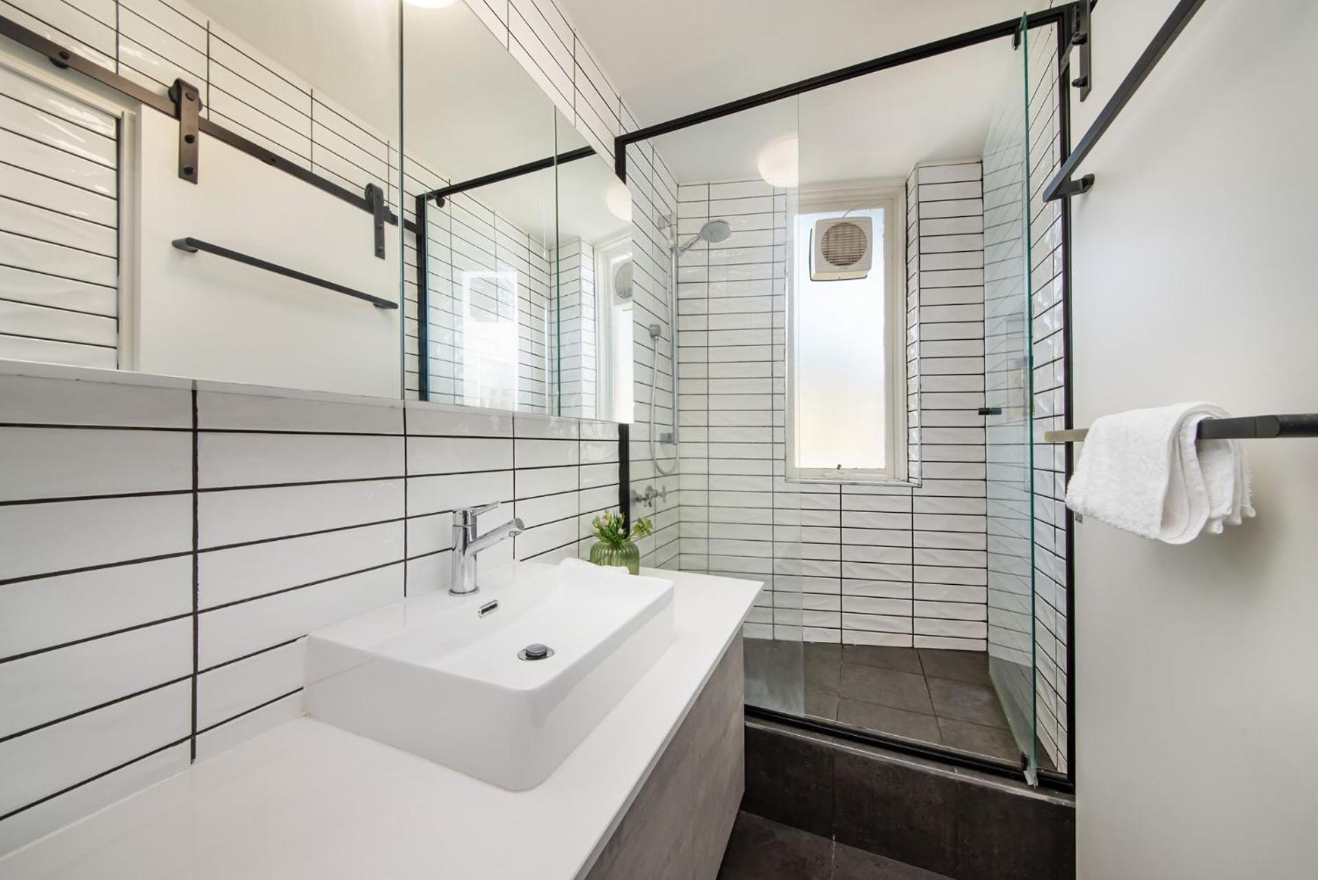 Apartment Lights And Breezes Near Park Melbourne