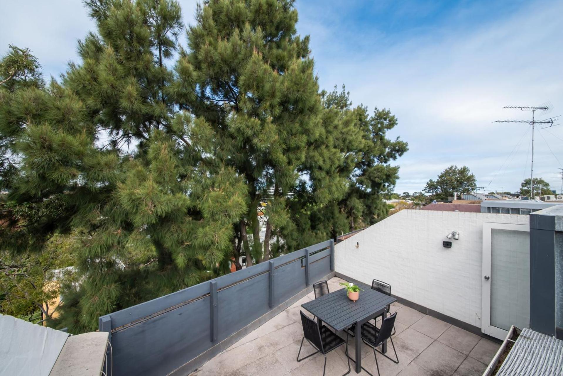 Apartment Lights And Breezes Near Park *