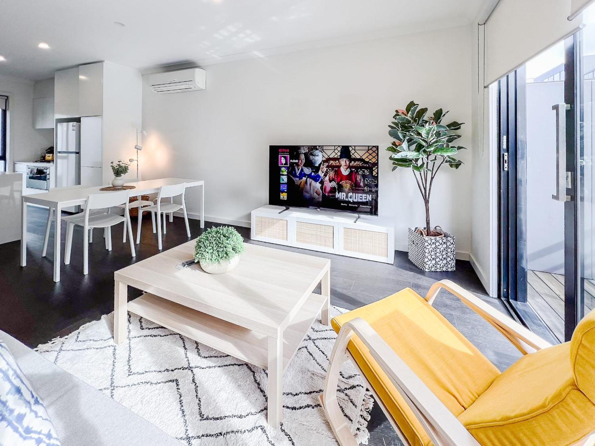Modern 3-level Townhouse Freeparking