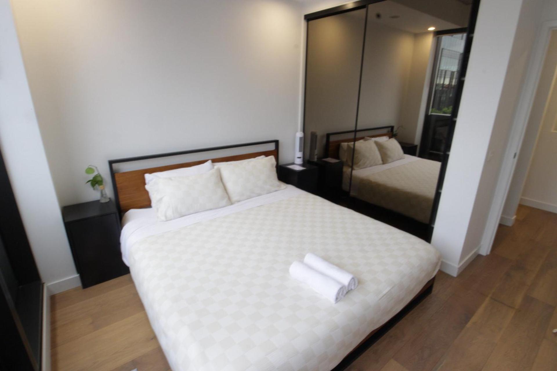 Centrally Located Modern Loft W Free Parking, Infinity Pool, Workspace Apartment