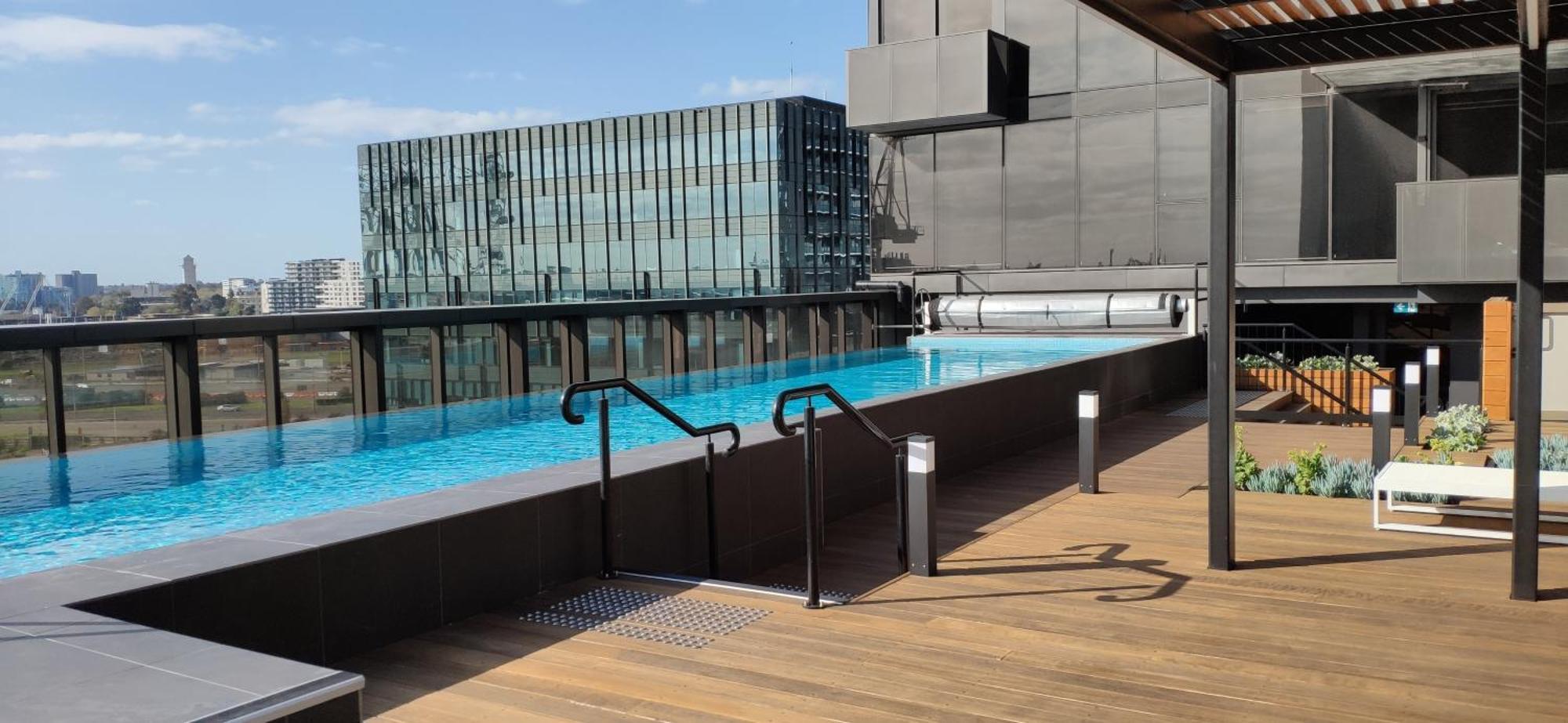 Centrally Located Modern Loft W Free Parking, Infinity Pool, Workspace * Melbourne