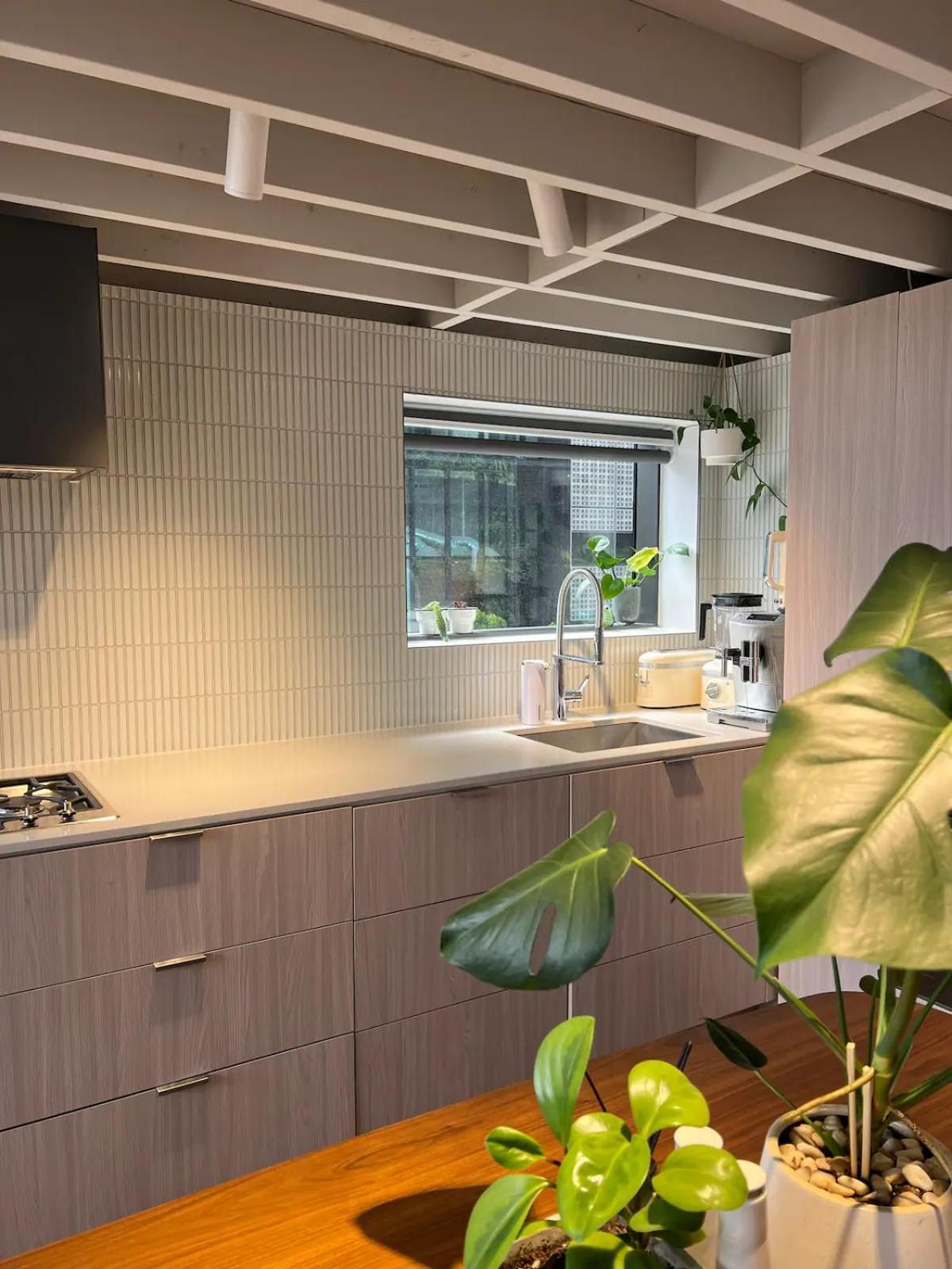 Centrally Located Modern Loft W Free Parking, Infinity Pool, Workspace Apartment *