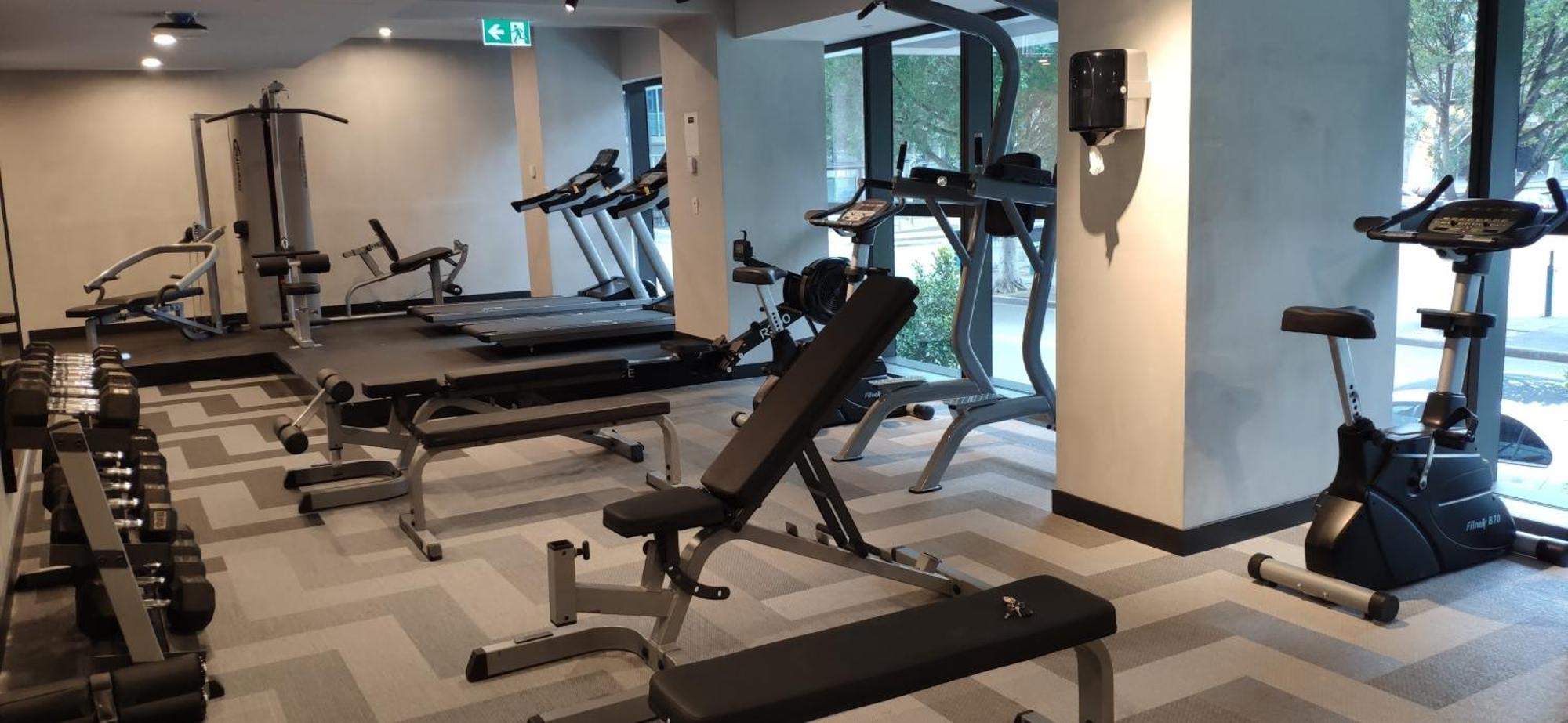 Centrally Located Modern Loft W Free Parking, Infinity Pool, Workspace Apartment *