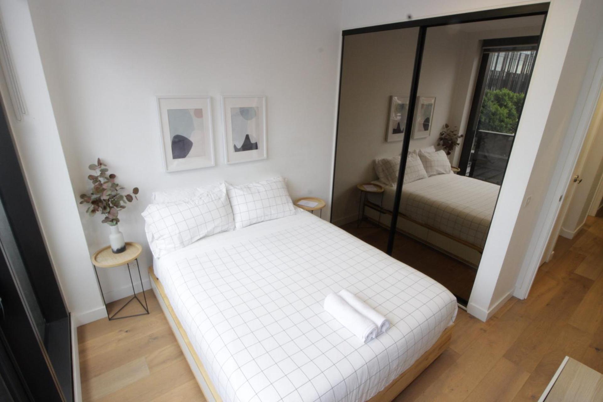 Centrally Located Modern Loft W Free Parking, Infinity Pool, Workspace Melbourne