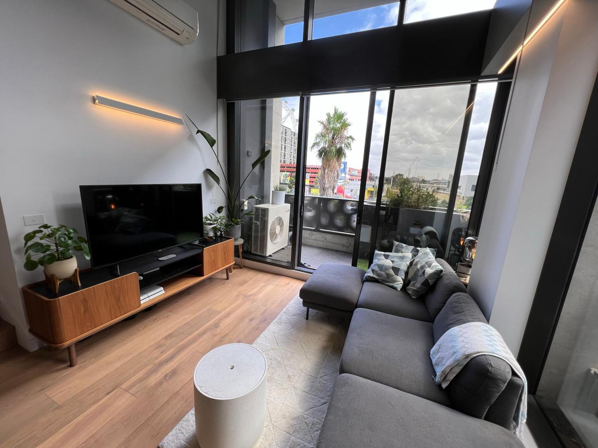 Centrally Located Modern Loft W Free Parking, Infinity Pool, Workspace Apartment