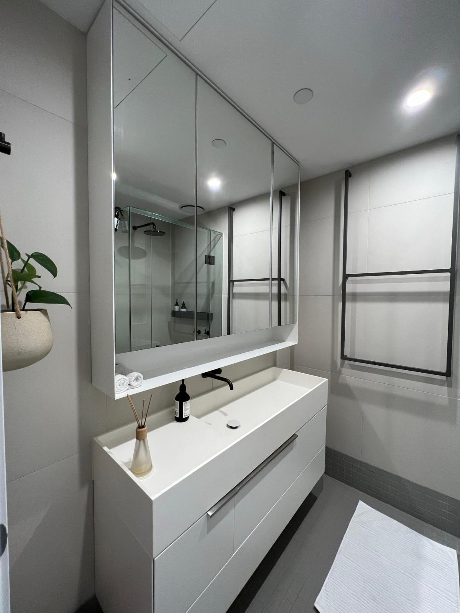 Apartment Centrally Located Modern Loft W Free Parking, Infinity Pool, Workspace *