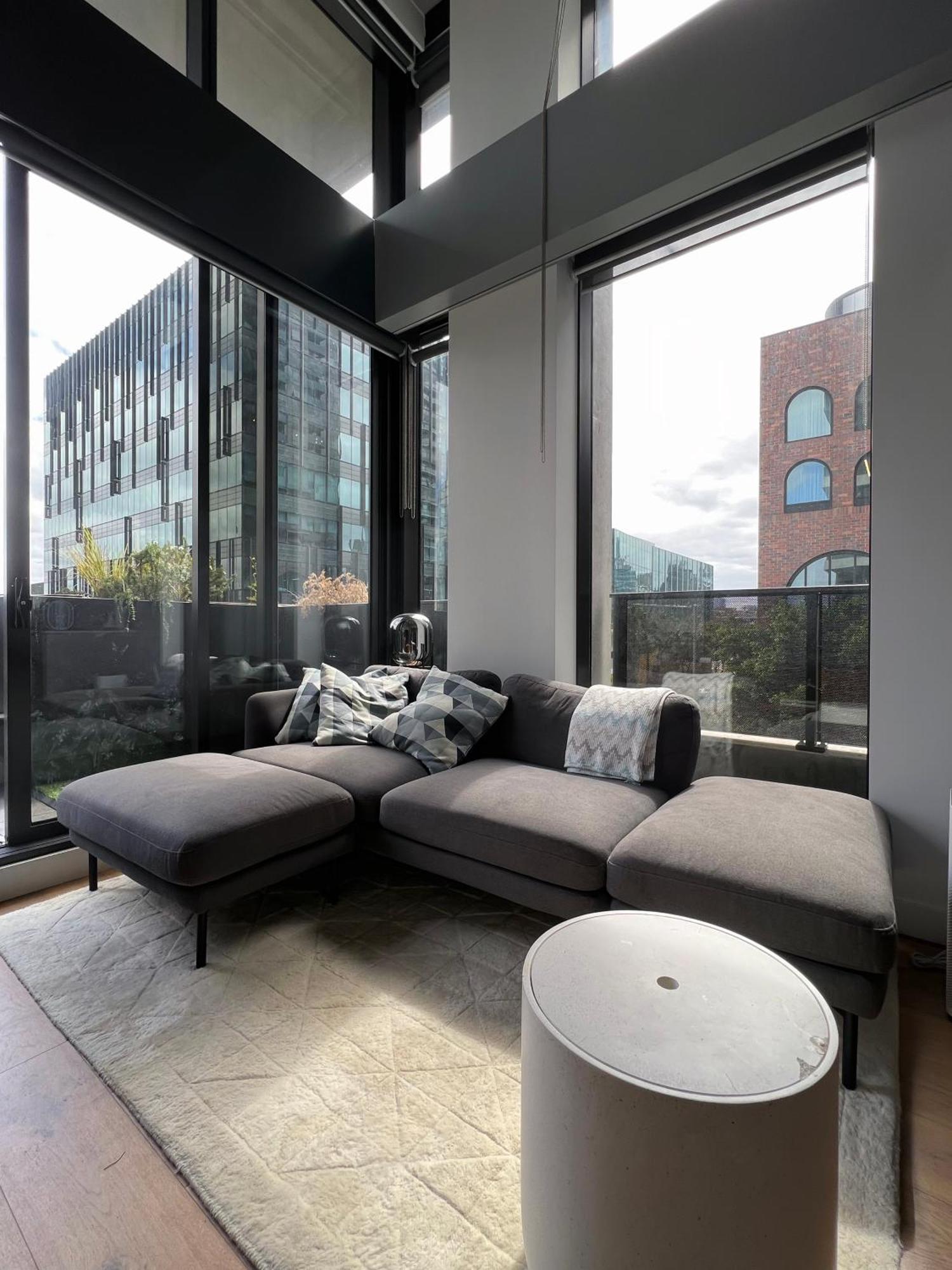 Centrally Located Modern Loft W Free Parking, Infinity Pool, Workspace Melbourne