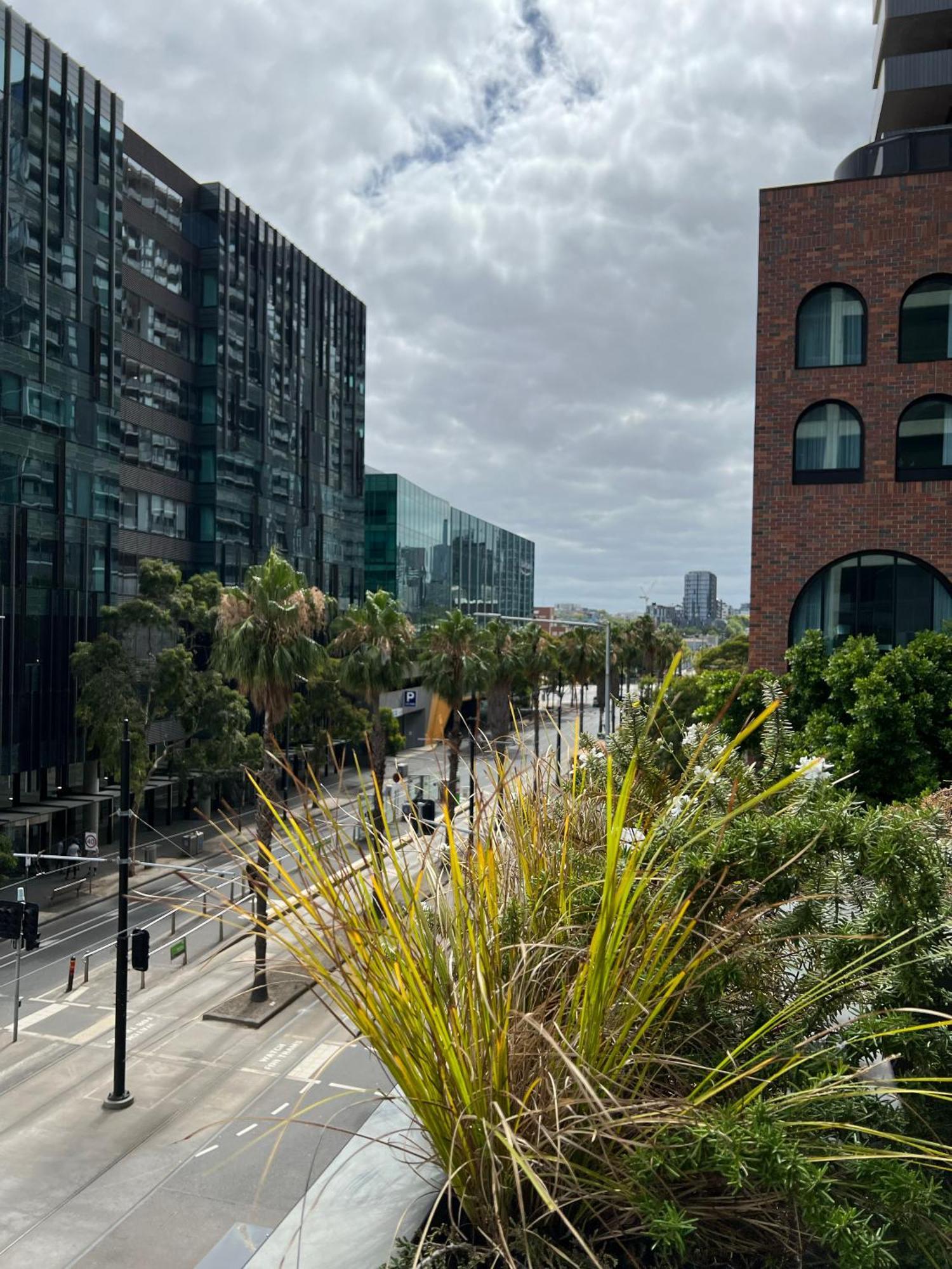 Centrally Located Modern Loft W Free Parking, Infinity Pool, Workspace Apartment Melbourne