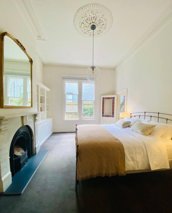 Camberwell's Lyrical Vintage Abode Holiday home