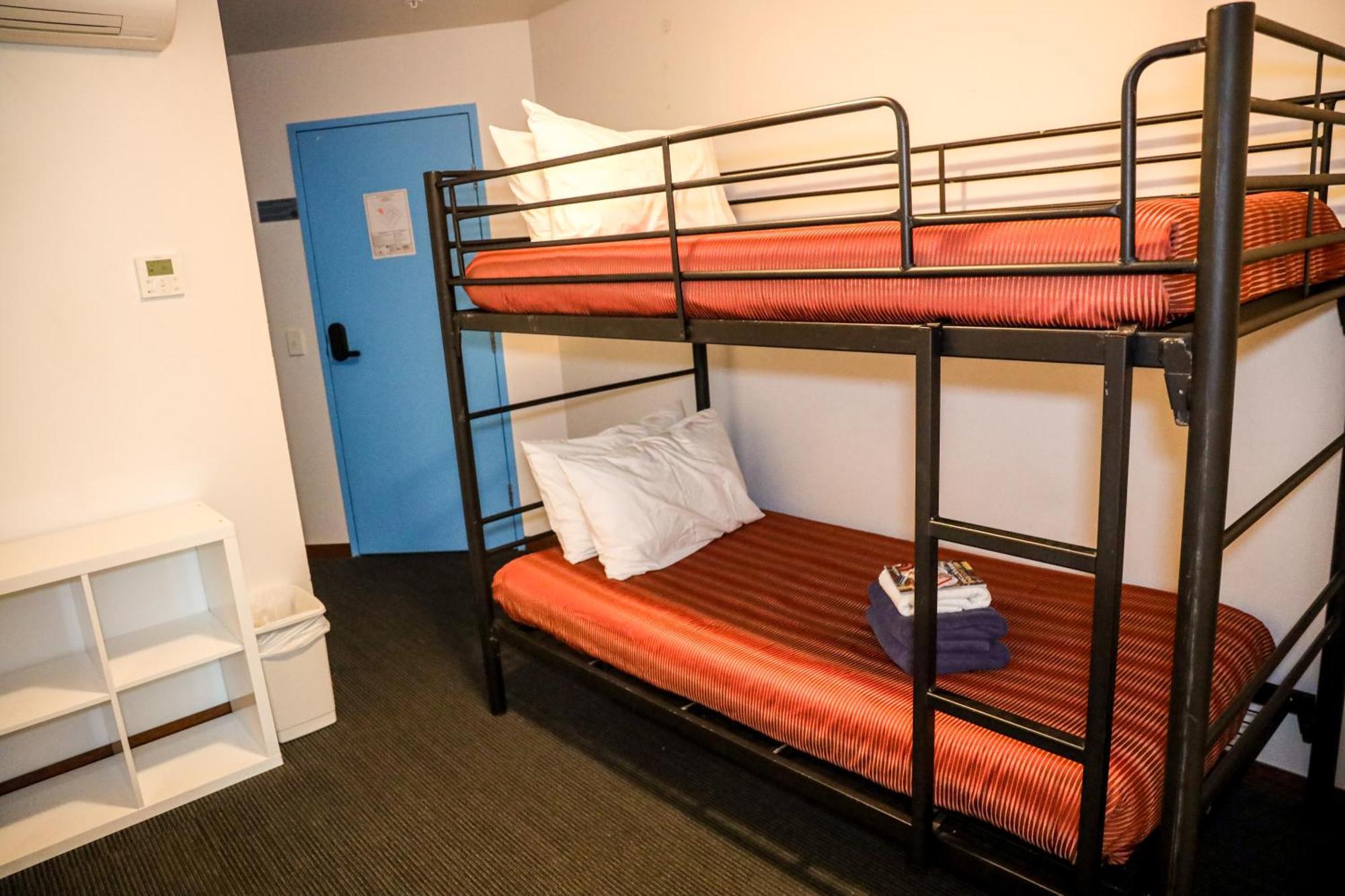 Nomads St Kilda Hostel *