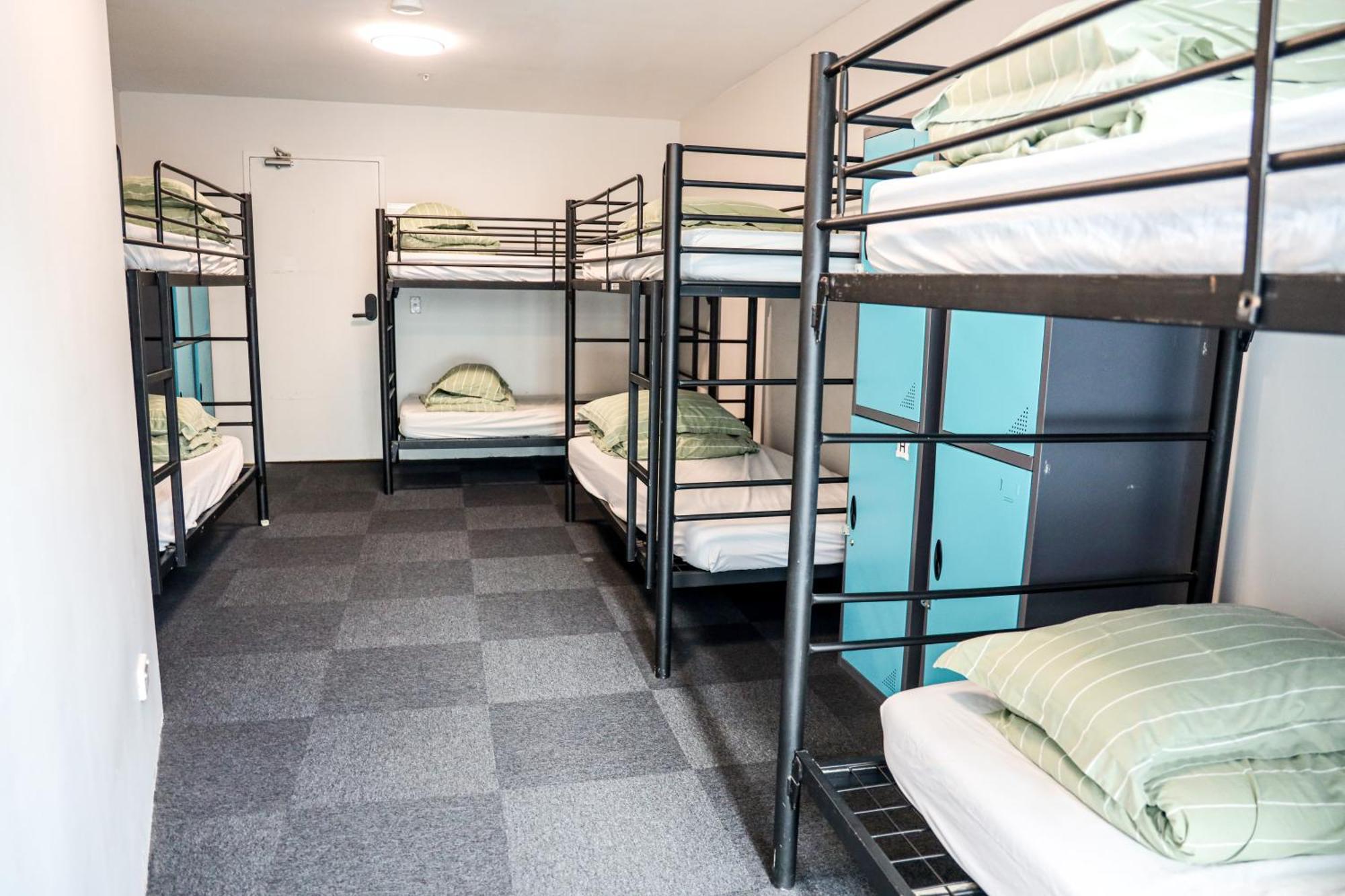 Nomads St Kilda Hostel *