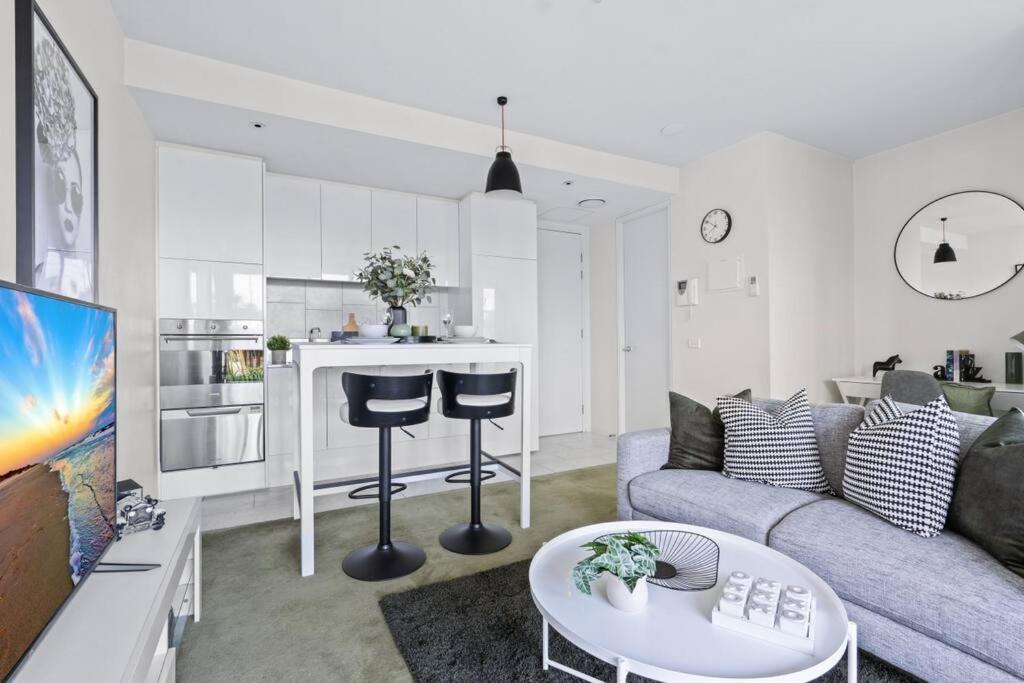 Charming Seaside Retreat Apartment