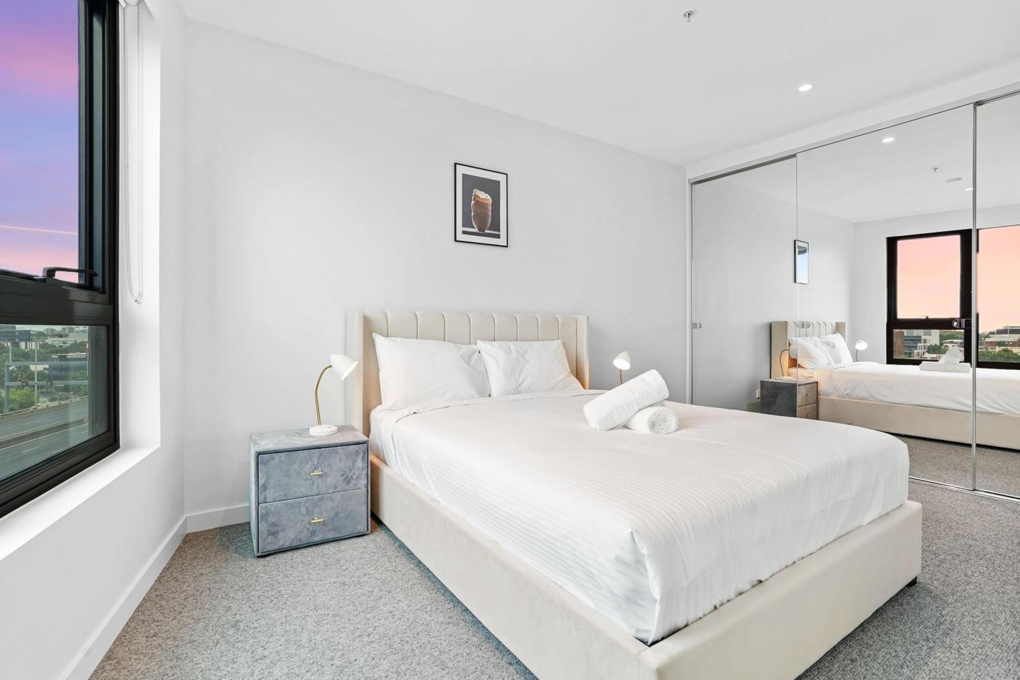Southbank Stature Building2 Bedroom Apartment *