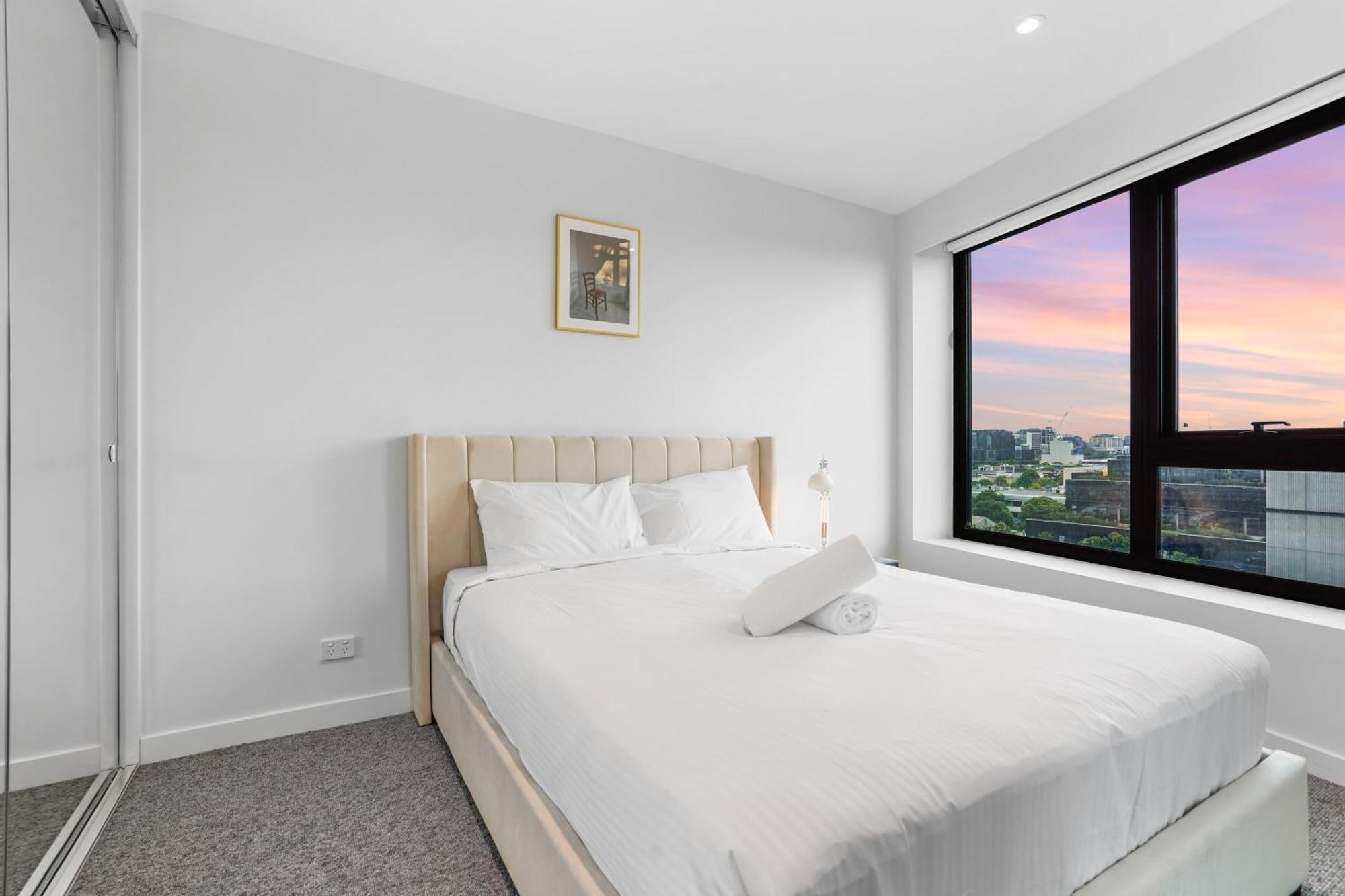 Southbank Stature Building2 Bedroom *