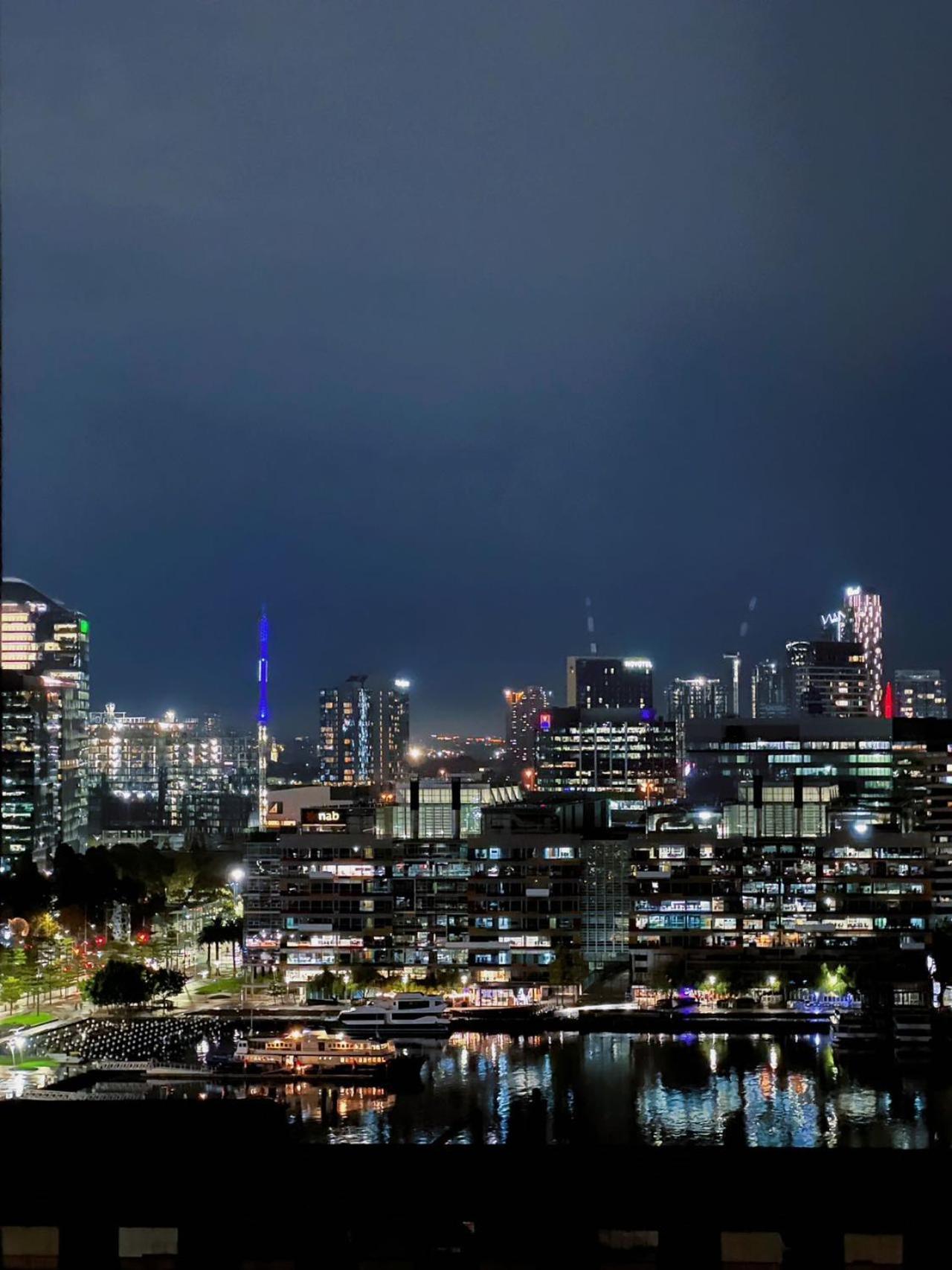 Luxury Docklands Loft 2b1b River View & Free Parking Apartment Melbourne