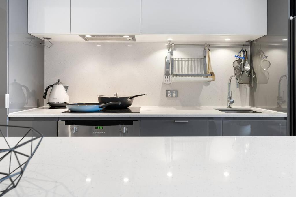 Executive 2 Bed 2 Bath With & Garden Views Melbourne