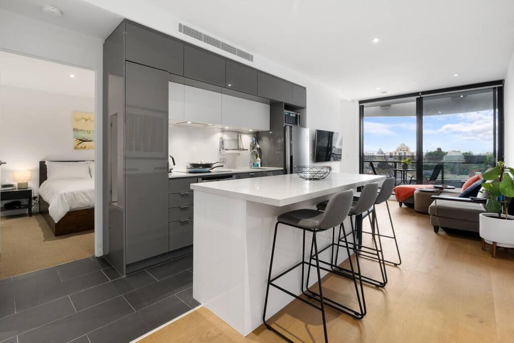 Executive 2 Bed 2 Bath With & Garden Views Apartment *
